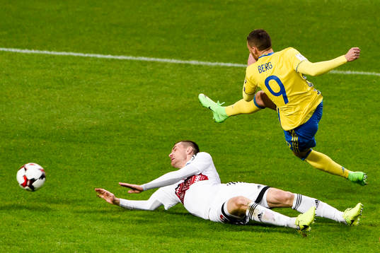 Sveriges Marcus Berg skjuter och Belarus Denis Polyakov
