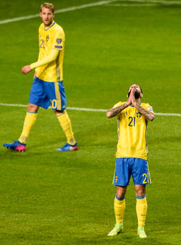 Sveriges Jimmy Durmaz och Ola Toivonen deppar