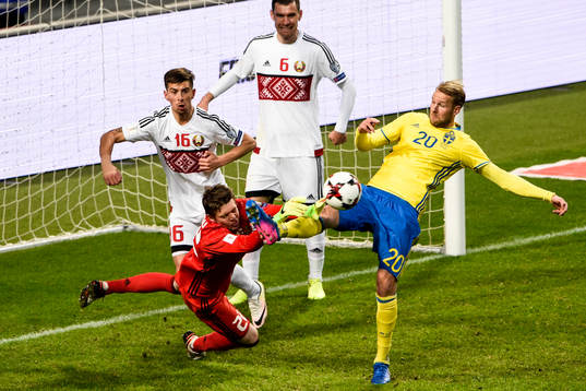 Sveriges Ola Toivonen oroar vid Belarus målvakt Andrei