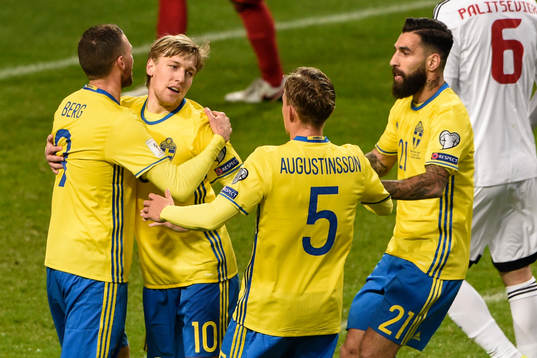 Sveriges Emil Forsberg jublar med lagkamrater