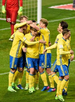 Sveriges Emil Forsberg jublar med lagkamrater