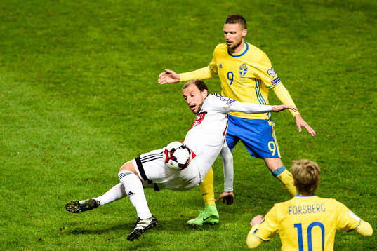 Sveriges Marcus Berg och Belarus Renan Bressan