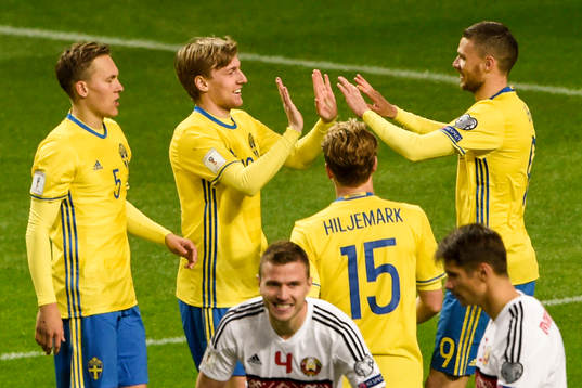 Sveriges Emil Forsberg jublar med Marcus Berg