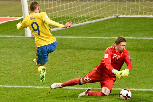 Sveriges Marcus Berg oroar mot Belarus målvakt Andrei