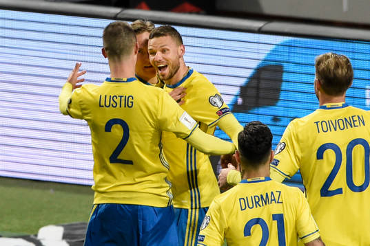 Sveriges Marcus Berg jublar med Mikael Lustig och Ludwig