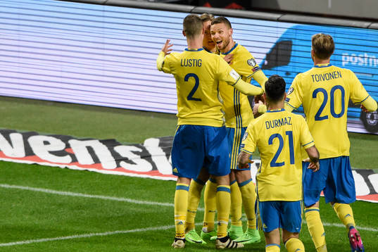 Sveriges Marcus Berg jublar med Mikael Lustig och Ludwig
