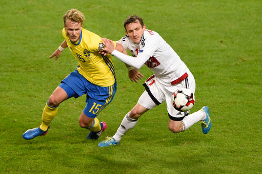 Sveriges Oscar Hiljemark och Belarus Mikhail Gordeichuk