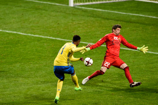 Sveriges Isaac Kiese Thelin gör 4-0 bakom Belarus målvakt