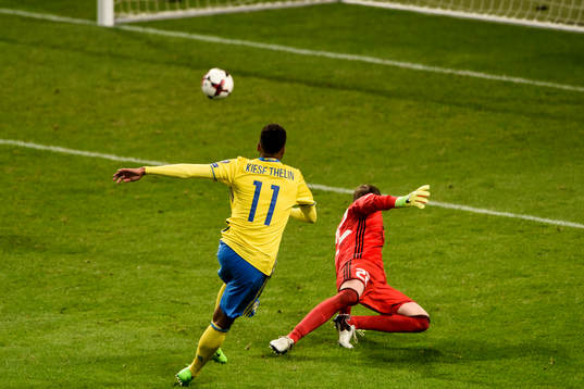 Sveriges Isaac Kiese Thelin gör 4-0 bakom Belarus målvakt