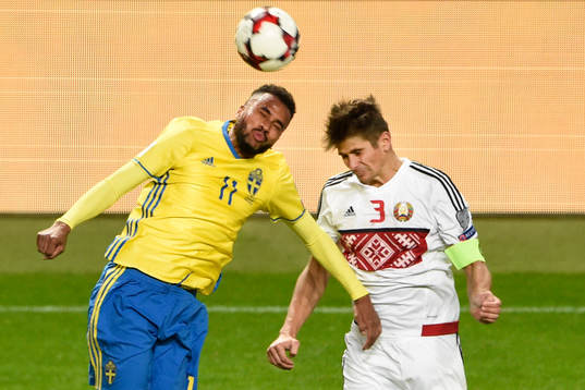 Sveriges Isaac Kiese Thelin i nickduell med Belarus