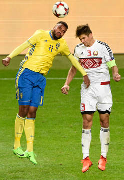 Sveriges Isaac Kiese Thelin i nickduell med Belarus