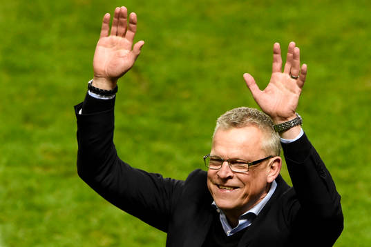 Sveriges förbundskapten Janne Andersson jublar