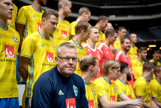 Spelare och ledare i Sveriges fotbollslandslag gör sig