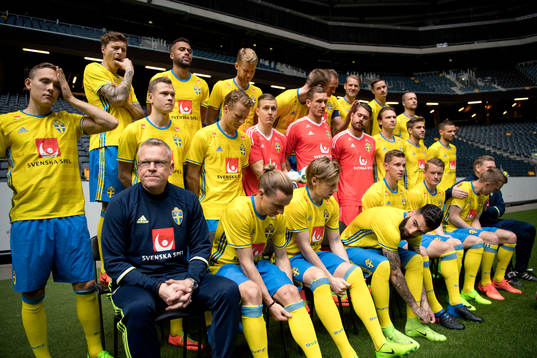 Spelare och ledare i Sveriges fotbollslandslag gör sig