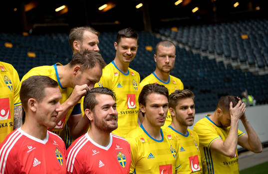 Spelare och ledare i Sveriges fotbollslandslag gör sig
