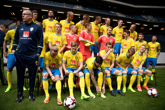 Spelare och ledare i Sveriges fotbollslandslag gör sig