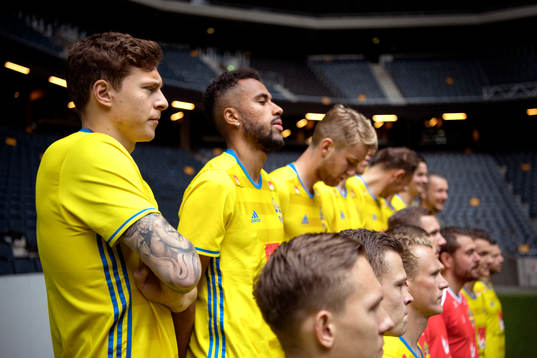 Spelare och ledare i Sveriges fotbollslandslag gör sig