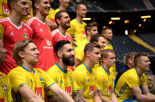 Spelare och ledare i Sveriges fotbollslandslag gör sig