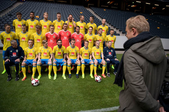Spelare och ledare i Sveriges fotbollslandslag gör sig