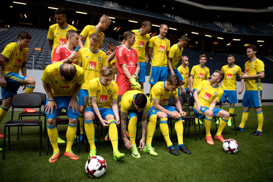 Spelare och ledare i Sveriges fotbollslandslag gör sig