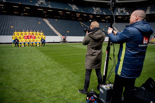 Spelare och ledare i Sveriges fotbollslandslag gör sig