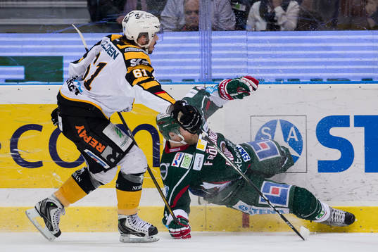 Skellefteås Fredrik Lindgren tacklar Frölundas Sean