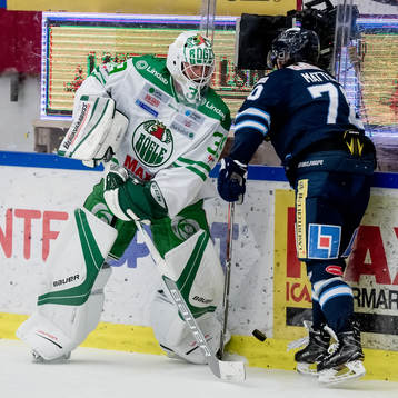 Rögles målvakt Anders Lindbäck och Karlskogas Simon