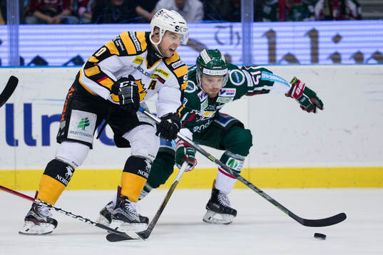Skellefteås Joakim Lindström mot Frölundas Mats Rosseli