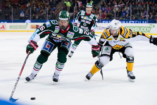 Frölundas Rasmus Dahlin tar sig förbi Skellefteås Pontus