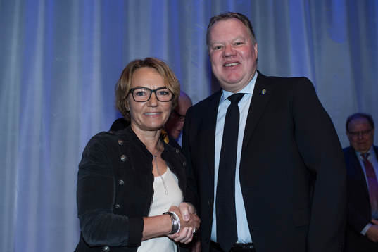 Annica Näsmark tar emot en medalj för sina insatser för