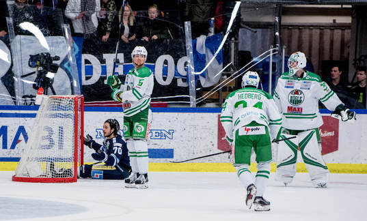 Karlskogas Simon Matsson sitter i målet Rögles Alen