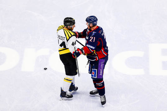 Brynäs Jacob Blomqvist  och Linköpings Emil Sylvegård i