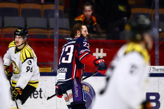 Linköpings Niklas Persson lämnar isen