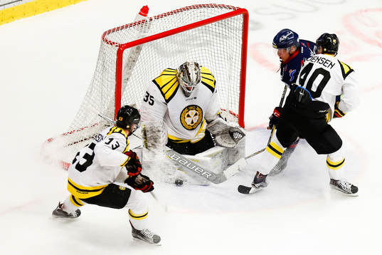 Linköpings Vilmos Gallo med målchans på Brynäs målvakt