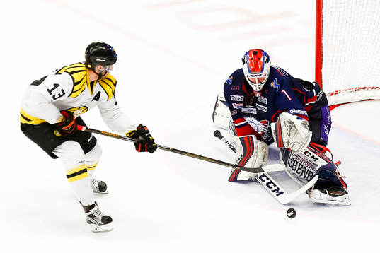 Brynäs Ryan Gunderson och Linköpings målvakt Marcus