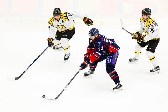 Linköpings Niklas Persson jagas av Brynäs Lukas Kilström