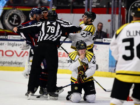 Brynäs Jonathan Pudas framför bråk mellan Linköpings-