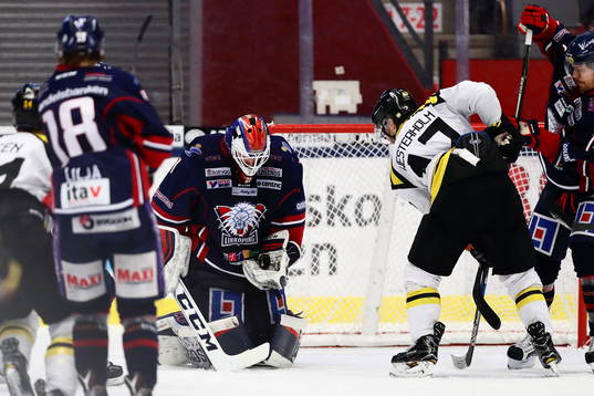 Linköpings målvakt Marcus Högberg räddar pucken