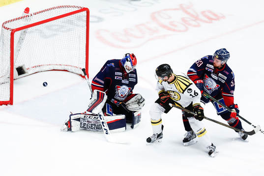 Brynäs Daniel Paille gör 0-2 bakom Linköpings målvakt