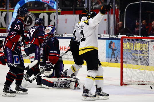 0-2-målet av Brynäs Daniel Paille går in bakom en
