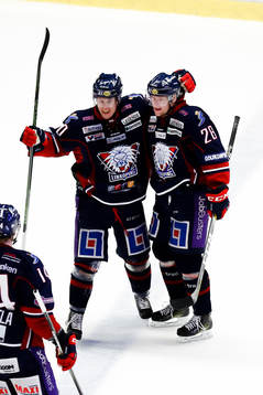 Linköpings Nick Sörenssen och Emil Kristensen jublar