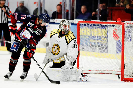 Linköpings Jacob Lilja och Brynäs målvakt David Rautio