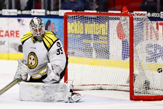 Brynäs målvakt David Rautio tittar på pucken som precis