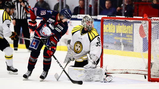 Brynäs målvakt David Rautio, Elias Fälth och Linköpings