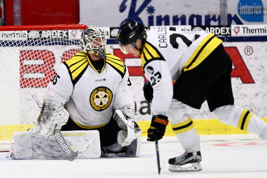 Brynäs målvakt David Rautio och Lucas Carlsson deppar
