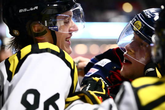 Linköpings Anton Karlsson i dispyt med Brynässpelare