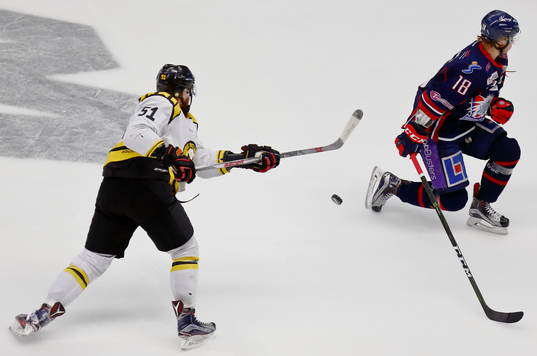 Linköpings Jakob Lilja täcker skott av Brynäs Marc