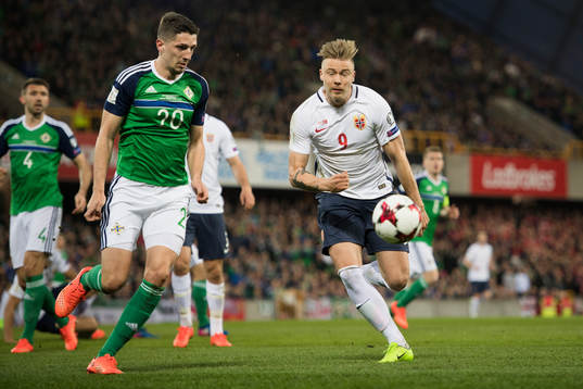 Nordirlands Craig Cathcart och Norges Alexander Toft