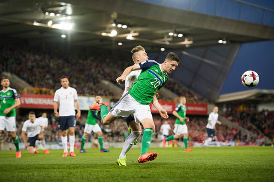 Nordirlands Craig Cathcart och Norges Alexander Toft
