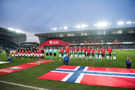 Norges lag innan fotbollsmatchen i VM-kvalet mellan
